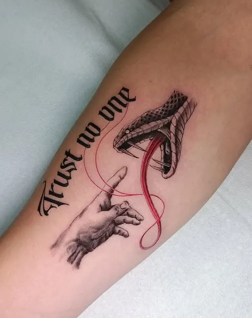 Tatuaj cu text 'Trust no one', șarpe și mână