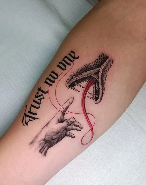 Tatuaj cu text 'Trust no one', șarpe și mână