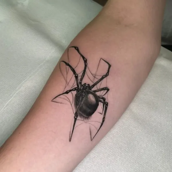 Tatuaj realist al unui păianjen pe braț