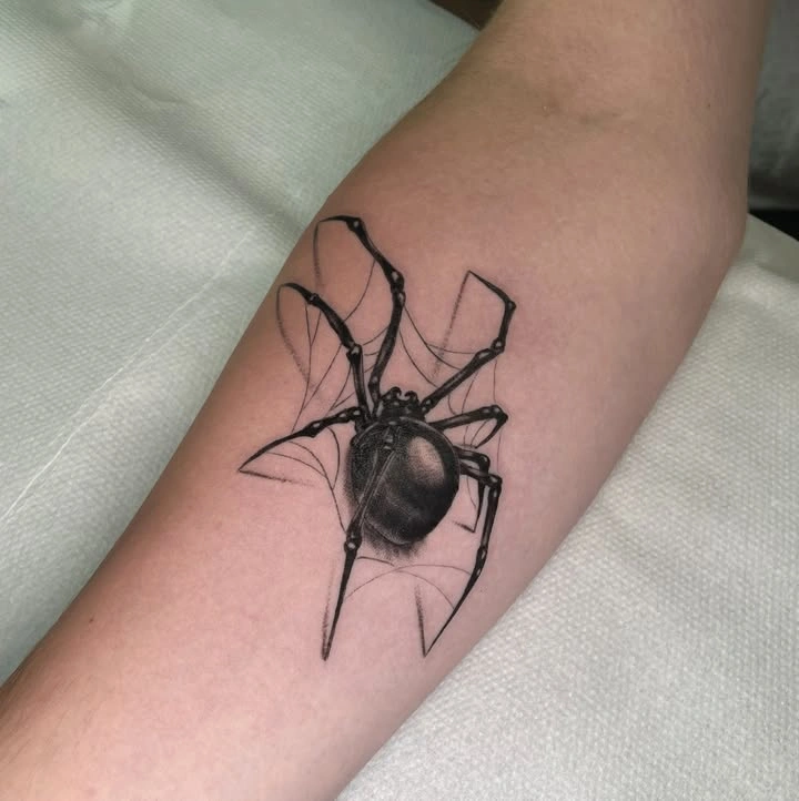 Tatuaj realist al unui păianjen pe braț