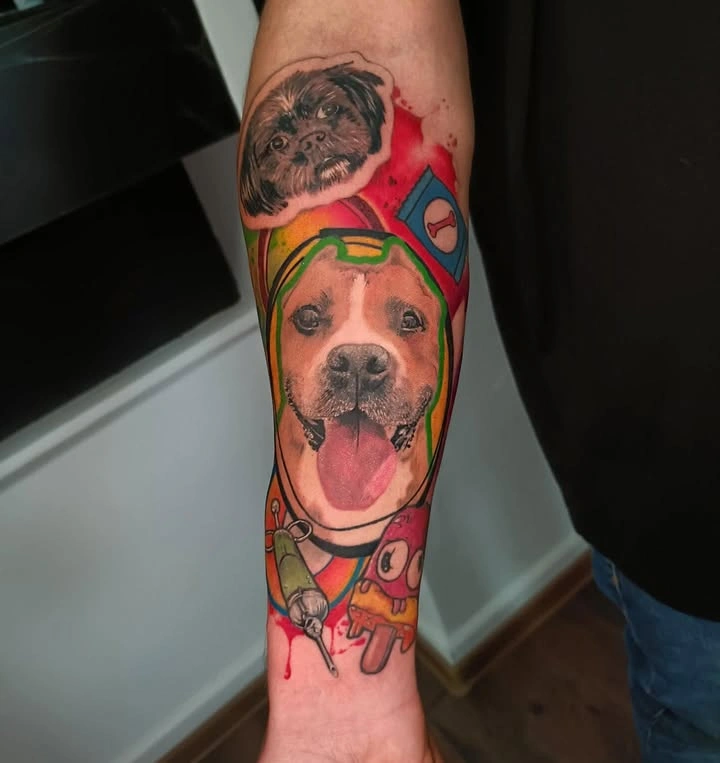 Tatuaj pe braț cu imaginea unui câine zâmbitor în culori vibrante.