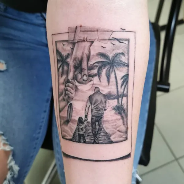 Tatuaj cu imaginea unui bărbat și copil mergând pe o plajă, înconjurați de palmieri, în stil foto retro.