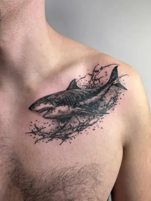 Tatuaj detaliat cu un rechin pe pieptul unei persoane