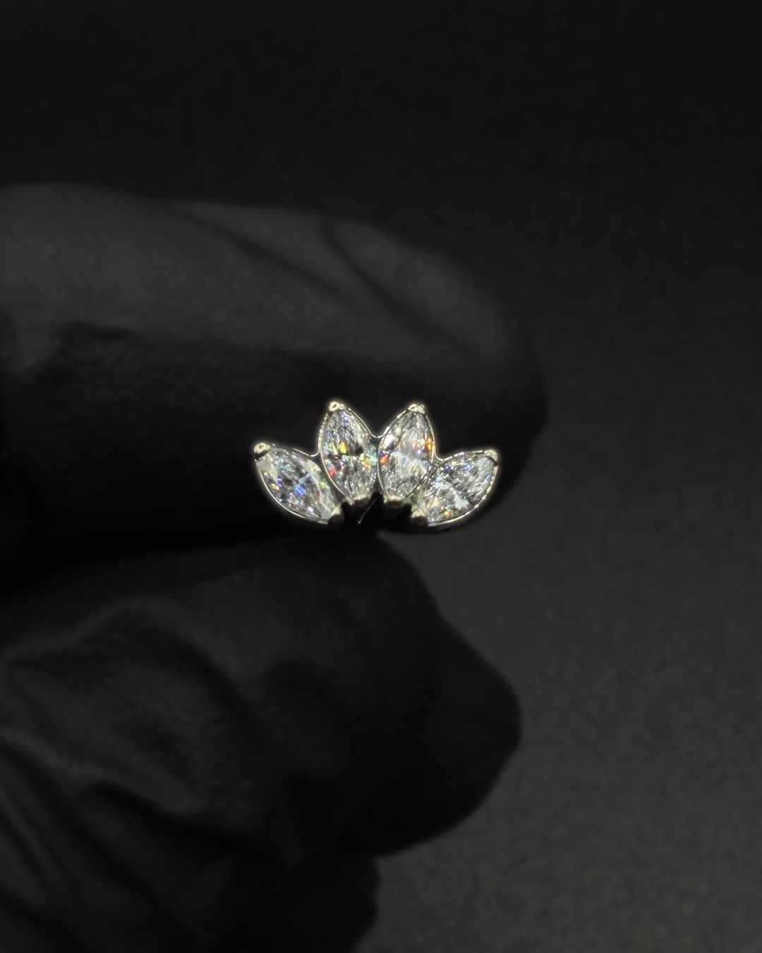 Piercing tip labret cu cristale 